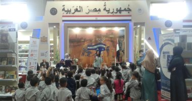 شاهد.. إقبال أطفال معرض عمان على ورشة حكى"ماما سماح" وحفل الأراجوز المصرى