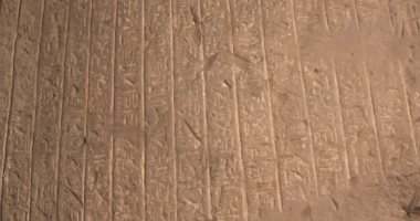 الآثار تعلن اكتشاف لوحتين من الحجر الرملى فى معبد كوم أمبو بأسوان
