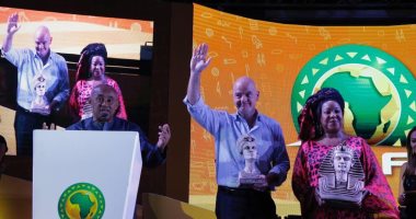 الاتحاد الأفريقى يمنح رئيس الفيفا "هدية فرعونية" بشرم الشيخ 