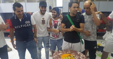 صورة.. لاعبو الزمالك يحضرون "تورتة" احتفالا بعيد ميلاد "زاهر"