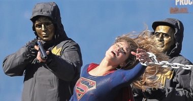 صور.. ميليسا بينويست تصور مشاهد Supergirl مع المقنعين في فانكوفر 