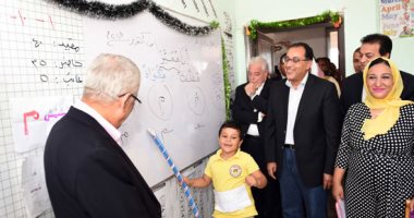 رئيس الوزراء يزور مدرسة شرم الشيخ الرسمية للغات ويجرى حوار ودى مع الطلاب