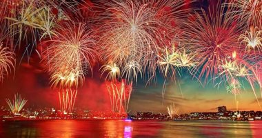 الألعاب النارية تضيئ سماء هونج كونج احتفالا بالعيد الوطنى للصين