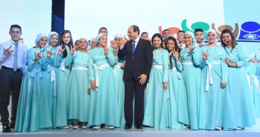 الرئيس السيسي يلتقط صورا تذكارية مع عدد من ذوى الاحتياجات الخاصة