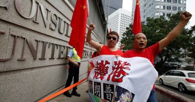 صور.. مؤيدو الصين يحتجون ضد ترامب أمام القنصلية الأمريكية بهونج كونج