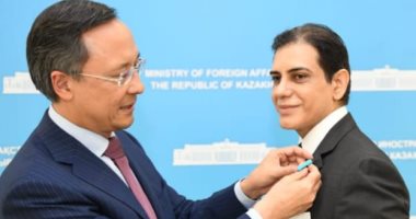 وزير خارجية كازاخستان يمنح السفير المصرى وسام الاستحقاق والتميز 