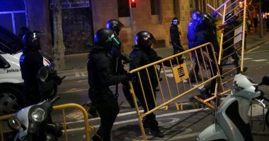 صور.. اشتباكات بين الشرطة الإسبانية وكتالونيين فى ذكرى استفتاء الانفصال
