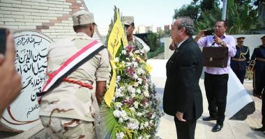 محافظ كفر الشيخ يضع إكليل الزهور على قبر الجندى المجهول