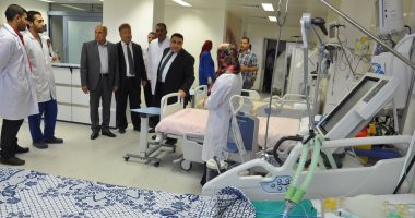 رئيس جامعة كفر الشيخ يتفقد حالة آخر طفل أجريت له عملية قلب مفتوح بحملة نبضات