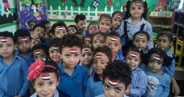 تلاميذ مدرسة بشبرا الخيمة يحتفلون برسم علم مصر على وجوههم