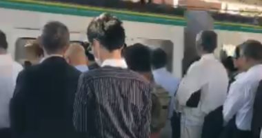 "كله بالدور".. 3 فيديوهات ترصد النظام فى الركوب والنزول بالقطارات اليابانية 