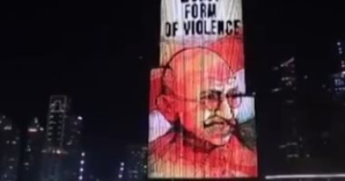 فيديو.. برج الخليفة يتزين بصورة غاندى وأقواله المأثورة فى عيد ميلاده