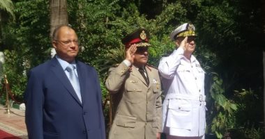 محافظ القاهرة وقائد المنطقة المركزية يضعان إكليل زهور على مقابر الشهداء بذكرى نصر أكتوبر 