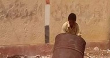 فيديو وصور.. تلاميذ فى القليوبية تجبرهم الإدارة على تنظيف مدرستهم