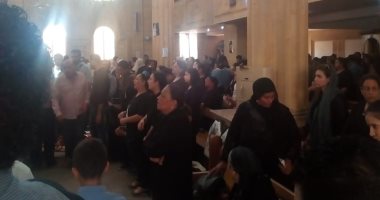 صور..آلاف الأقباط والمسلمين يتوافدون للمشاركة فى جنازة الأنبا بيشوى 