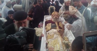 الأقباط يلقون نظرة الوداع على جسد الأنبا بيشوى فى دير القديسة دميانة