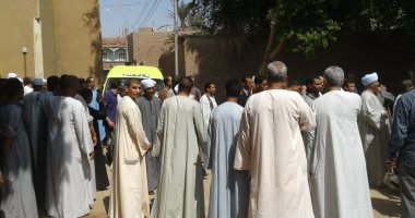 صور.. أهالى البلينا يشيعون جنازة والدة وزير الزراعة بسوهاج