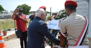 صور.. محافظ بورسعيد يضع أكليل الزهور على قبر  الجندى المجهول