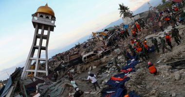 صور.. رجال الإنقاذ فى إندونيسيا تنتشل عشرات الجثث لضحايا الزلزال وتسونامى