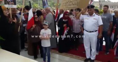 فيديو.. ضابط يؤدى التحية العسكرية أمام ضريح السادات