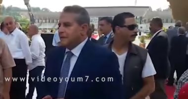 فيديو.. طاهر أبوزيد يقرأ الفاتحة أمام ضريح السادات