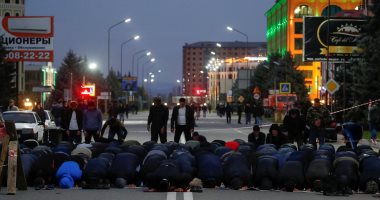 صلاة جماعية للمحتجين جنوب روسيا خلال مظاهرات ترسيم الحدود مع الشيشان