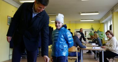 مواطنو لاتفيا فى مراكز الاقتراع لاختيار برلمان جديد