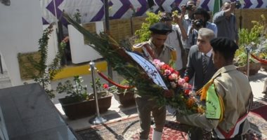 صور.. محافظ المنيا يضع إكليل زهور على النصب التذكارى احتفالا بانتصارات أكتوبر