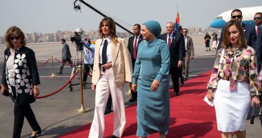 صور.. قرينة الرئيس السيسى تستقبل ميلانيا ترامب بمطار القاهرة