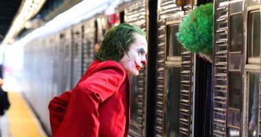 جواكين فونيكس محاط بالمهرجين خلال تصوير "Joker" بمترو الأنفاق فى بروكلين
