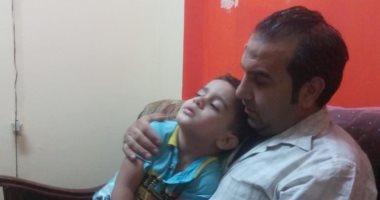 والد طفل يعاني من مرض "دوشين" النادر يستغيث برئيس الوزراء لتبنى حالته وانقاذه