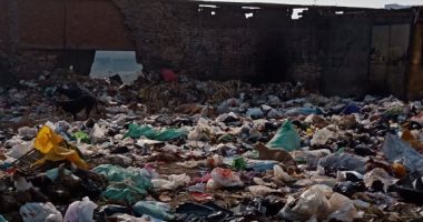 القمامة تحاصر مدرسة ابتدائية وأعلى كوبرى السواح فى بهتيم بشبرا الخيمة