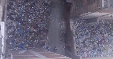 شكوى من تراكم القمامة وسط المنازل السكنية بحارة المناشى فى الإسكندرية