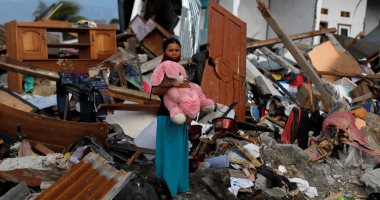 الإندونيسيون يبحثون عن ذكرياتهم وسط المنازل المنهارة من الزلزال وتسونامى