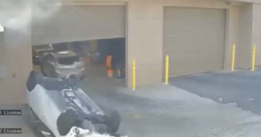فيديو.. سقوط سيارة من موقف سيا وتهبط أمام محل غسيل للسيارات