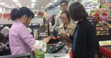 فيديو.. يوم بدون محفظة نقود.. كيف يشترى الصينيون احتياجاتهم بالموبايل ؟