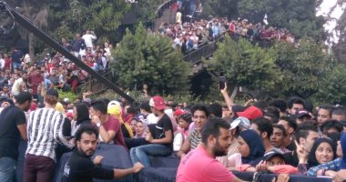 شاهد.. انطلاق الحفل الفنى لتجارة عين شمس والطلاب يتسلقون كوبرى الجامعة