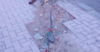 قارئ يرصد كابلات كهرباء عارية أسفل أعمدة الإنارة بمدينة نصر
