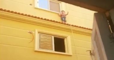 فيديو.. لحظة إنقاذ طفل قبل سقوطة من الطابق الثالث بمعرفة الحماية المدنية