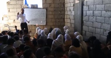 شاهد.. يمنى يحول منزله إلى مدرسة تستقبل الطلاب المحرومين بسبب الحرب