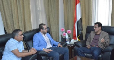 سفير اليمن يبحث احتياجات الجرحى اليمنيين المعالجين بالقاهرة ويثمن الدور المصرى