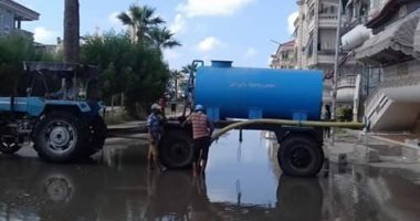 رفع تجمعات مياه الأمطار من شوارع رأس البر بدمياط