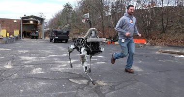 شاهد.. "روبوت" جديد على شكل كلب لمساعدة عمال البناء 