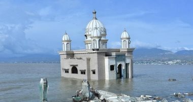 فيديو وصور.. "مسجد عائم" فى إندونيسيا يتحدى موجات "تسونامى"