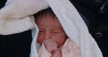 صور.. عمال النظافة بالأقصر يعثرون على طفلة حديثة الولادة ملقاة فى سلة مهملات