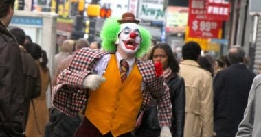 شاهد.. المهرج جواكين فونيكس يصور فيلمه "joker"  فى مدينة "نيوآرك" 