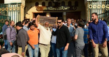 نقيب الممثلين ومجدى أبو عميرة والكحلاوى يشيعون جثمان أحمد عبدالوارث