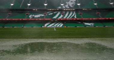 فيديو وصور.. الأمطار الغزيرة تهدد مباراة إسبانيا ضد إنجلترا