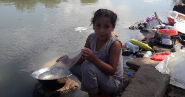 صور.. الطفلة شهد من بورسعيد: معندناش مياه وبنستخدم الترعة الملوثة