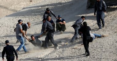 صور.. اشتباكات بين فلسطينيين وجنود الاحتلال الإسرائيلى فى خان الأحمر